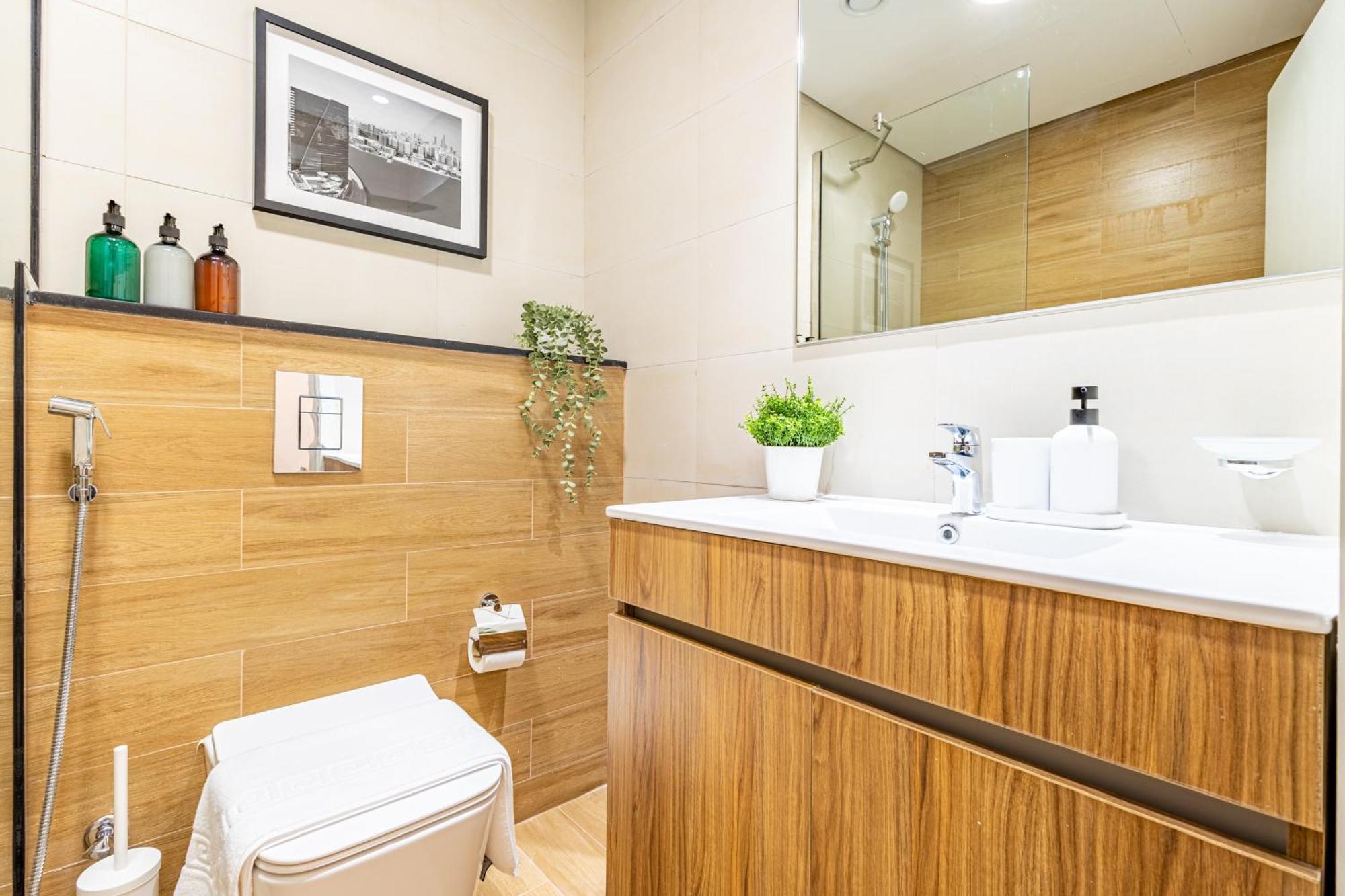 Sleek & Modern 1bdr - Huge Balcony - 3 Min Walk To Adgm - Cleveland - Galleria - Upgraded Apartment *