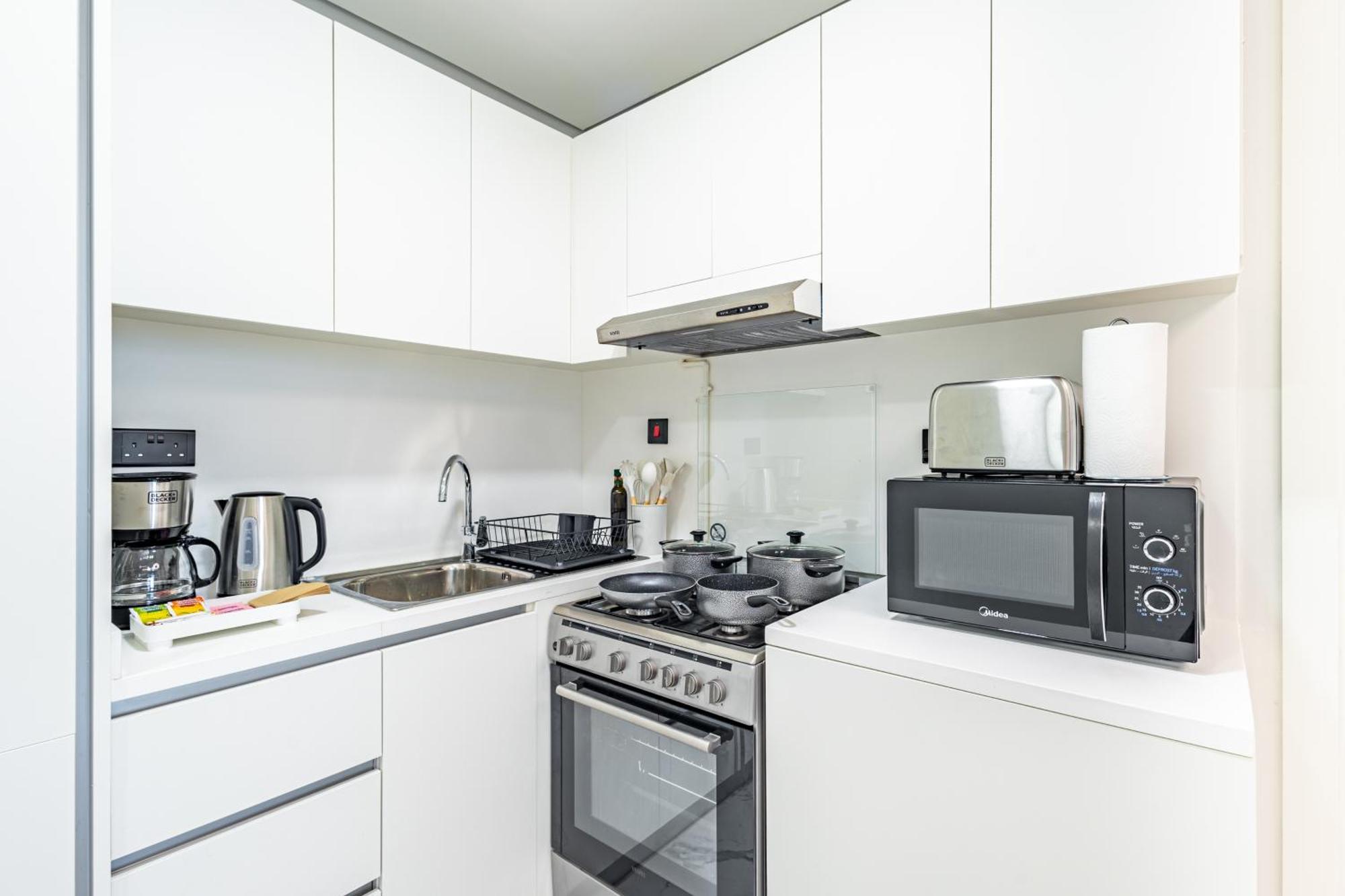 Sleek & Modern 1bdr - Huge Balcony - 3 Min Walk To Adgm - Cleveland - Galleria - Upgraded Apartment