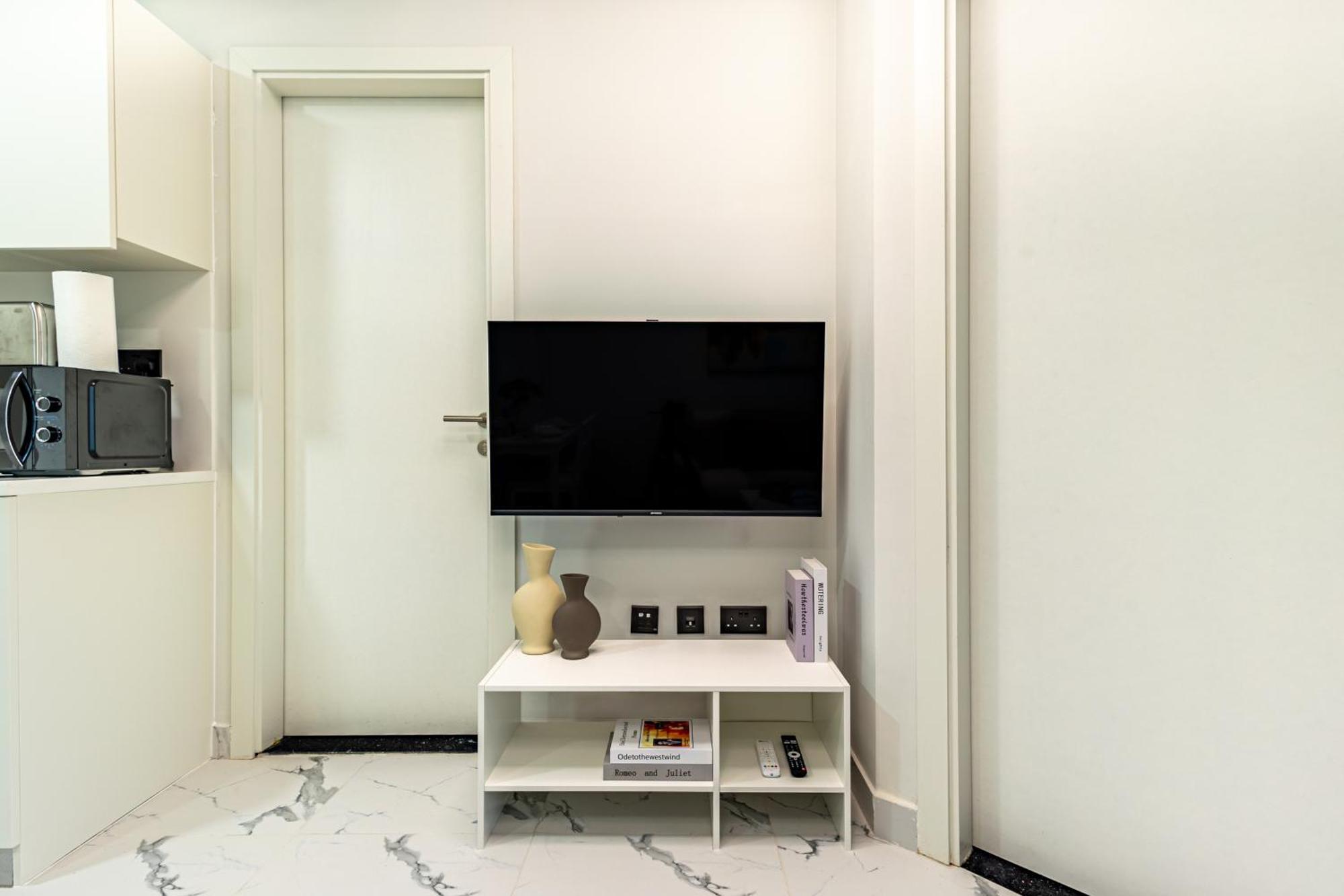 Apartment Sleek & Modern 1bdr - Huge Balcony - 3 Min Walk To Adgm - Cleveland - Galleria - Upgraded